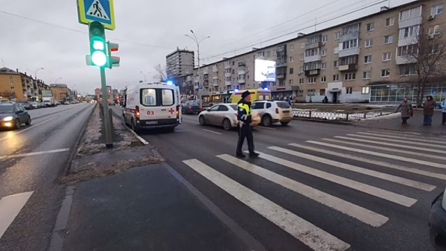 Возле екатеринбургской станции метро скорая помощь сбила девушку в наушниках