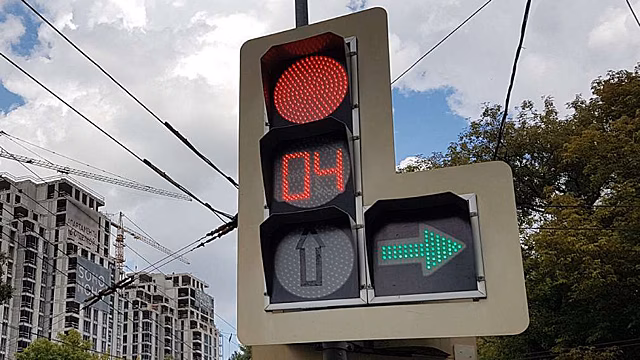 Негаснущая стрелка на светофоре превратилась в ловушку для москвичей
