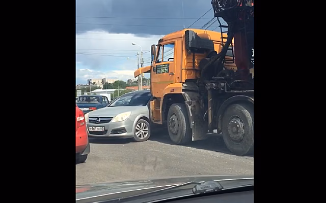 В Рязани «КамАЗ» смял Opel в ДТП на Яблочкова
