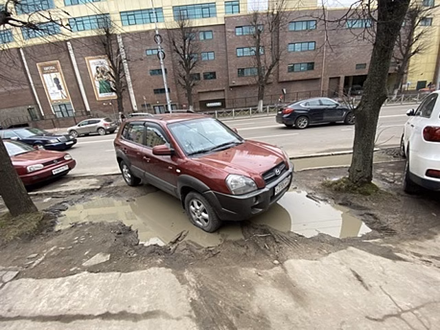 С тротуара на Театральной начали эвакуацию автомобилей