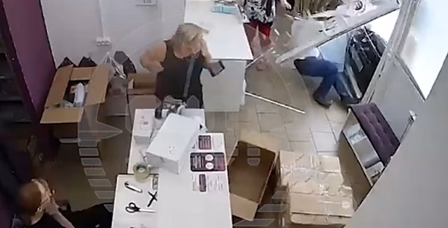 В Подмосковье водитель иномарки въехал в пункт выдачи Wildberries и сбил мужчину с коляской — Видео