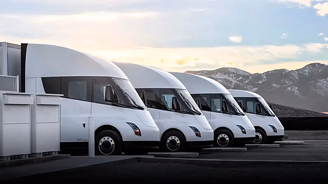 WattEV заказала 370 Tesla Semi на $100 млн