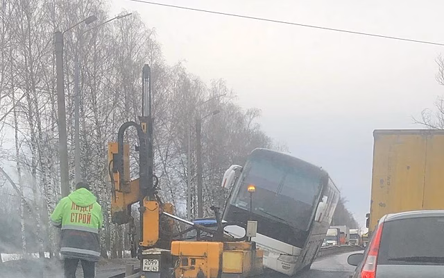 На Южной окружной спустя сутки снимают с отбойника рейсовый автобус
