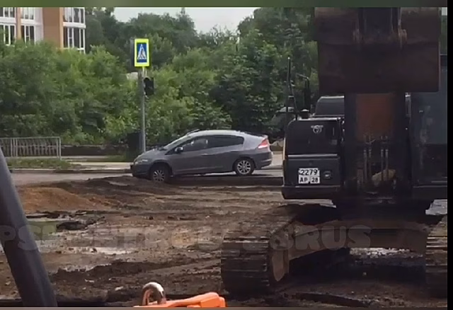 В Благовещенске автомобилисты пытаются проехать по закрытому перекрёстку и создают пробки во дворах