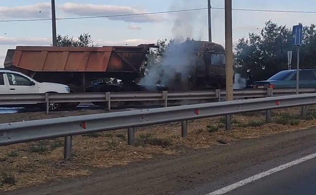 В Оренбурге на объездной дороге загорелся грузовой автомобиль