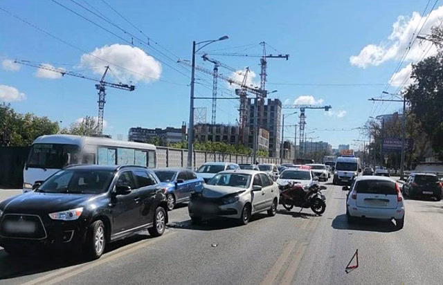 В Самаре 12 июля мотоцикл столкнулся с тремя легковушками