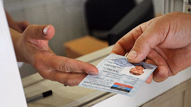 В РФ нелегальным мигрантам могут запретить водить машину и получать права