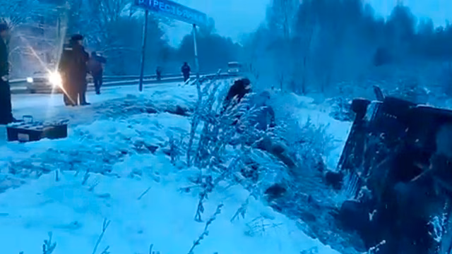 Автобус в кювете: опубликованы кадры с места ДТП под Нижним Новгородом