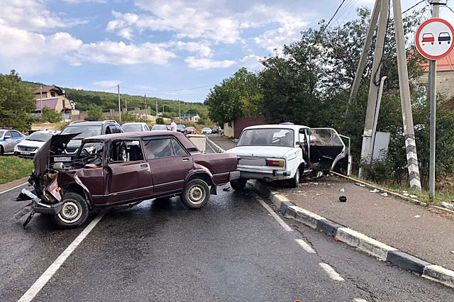 Лобовое ДТП унесло жизнь водителя и отправило ребенка в больницу