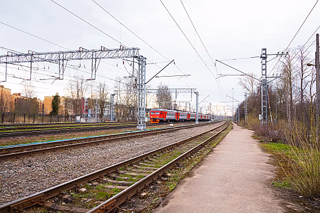 Под Нижним Новгородом столкнулись электричка и легковушка, погиб человек