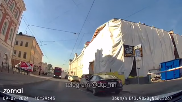 Фура без тормозов чуть не протаранила легковушку в Нижнем Новгороде