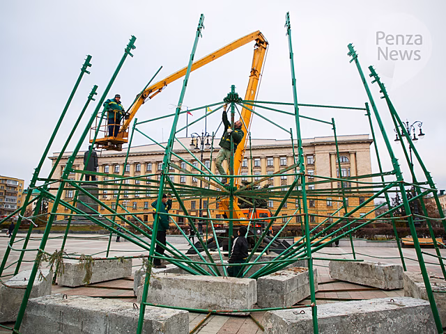 В Пензе на площади Ленина начат монтаж искусственной елки