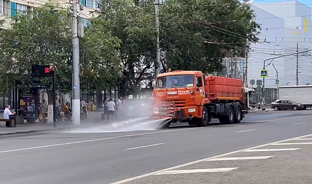 С жарой в Волгограде борются с помощью полива дорог