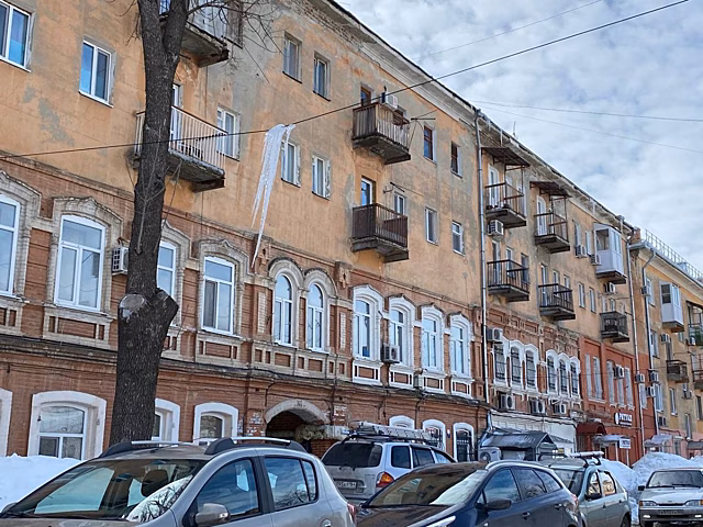Огромная сосулька угрожает припаркованным машинам в центре Саратова