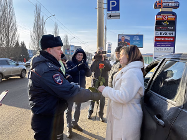 Сотрудники ОГИБДД УМВД России по г. Тамбову присоединились к акции «8 Марта - В каждый Дом»
