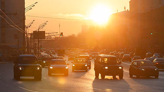 Мужчину зажало в фургоне после ДТП с автокраном на Ленинском проспекте в Москве
