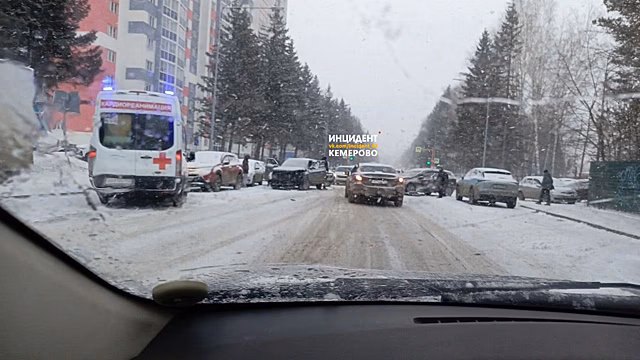 Пассажир пострадал при жестком столкновении "корейцев" в Кемерове