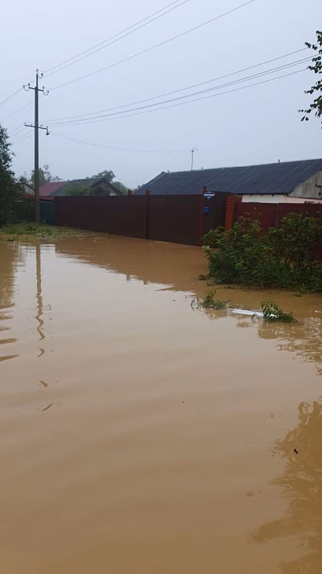 Без воды в кранах и с реками на улицах Артём пережидает непогоду