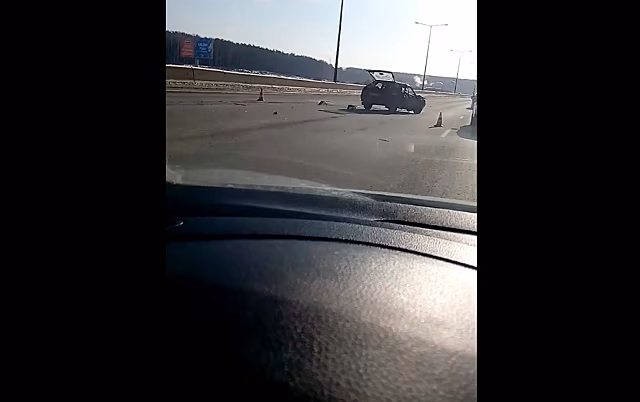 «Подрезала фура»: на Кольцовском тракте «четырнадцатая» влетела в отбойник