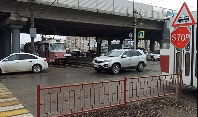 На западе Волгограда самокат врезался в трамвай