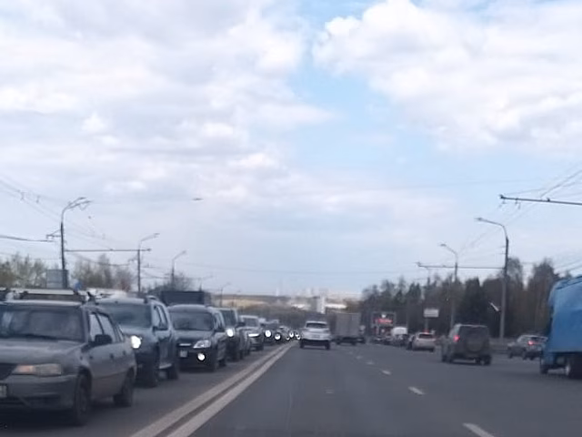 Автомобилисты застряли в пробках на выездах из Нижнего Новгорода 7 мая
