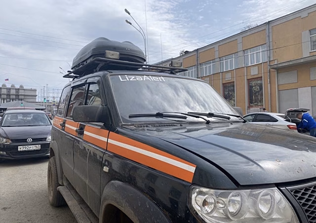 Успел увидеть вандала из окна: появились приметы тех, кто разбил автомобиль спасателей "ЛизаАлерт"