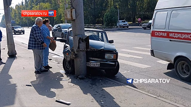 Водитель ВАЗ-2115 врезался в столб на Челюскинцев в Екатеринбурге
