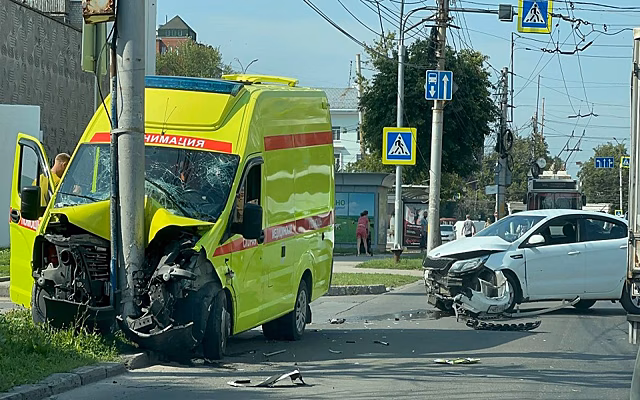 В Рязани машина реанимации влетела в столб в ДТП на Есенина