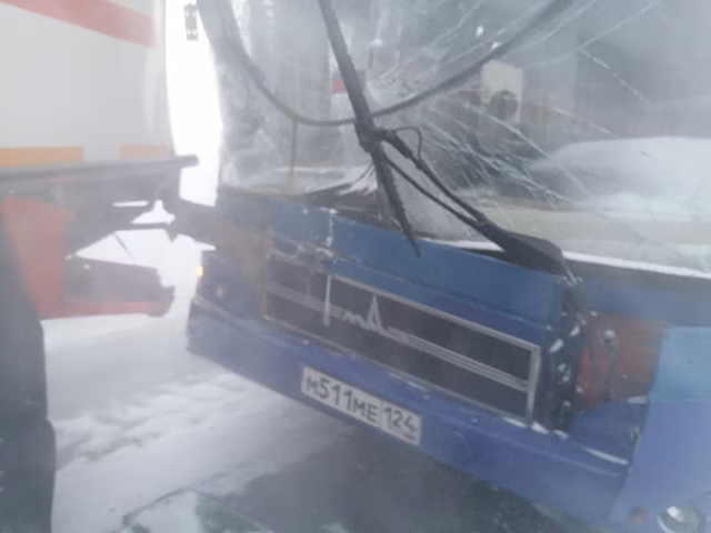 На трассе Норильск — Кайеркан автобус врезался в грузовик