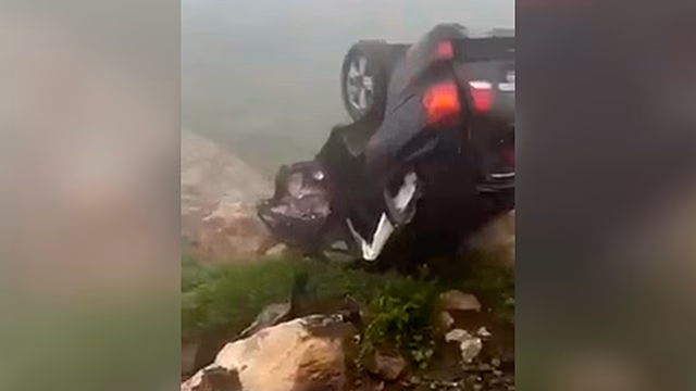 Автомобиль с туристами рухнул на дно ущелья в Дагестане