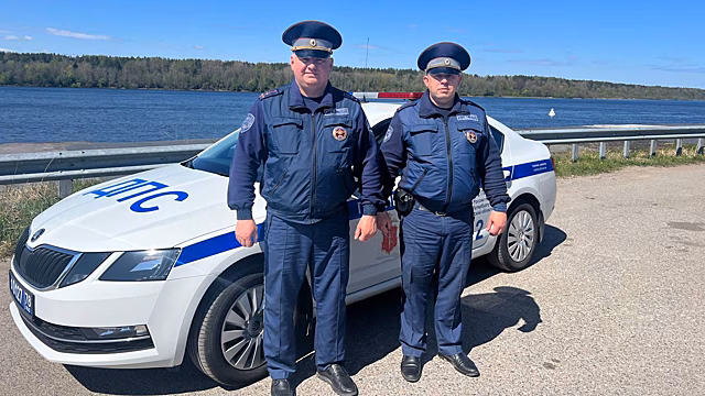 В Воронежской области сотрудники ДПС сопроводили автомобиль с роженицей до больницы