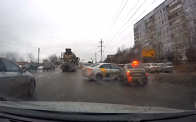 На улице Бирюзова в Рязани произошло ДТП с участием такси