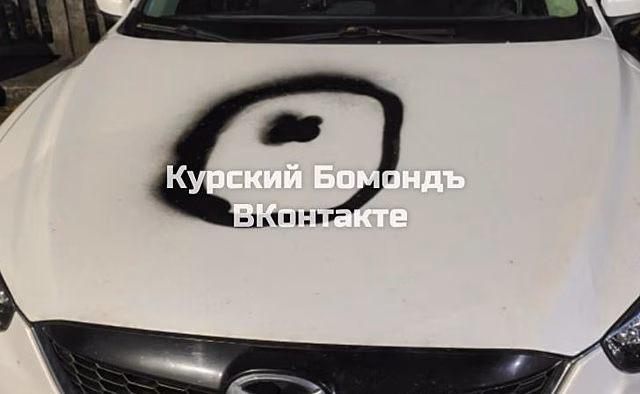 В Курске на парковке расписали черной краской более 20 автомобилей