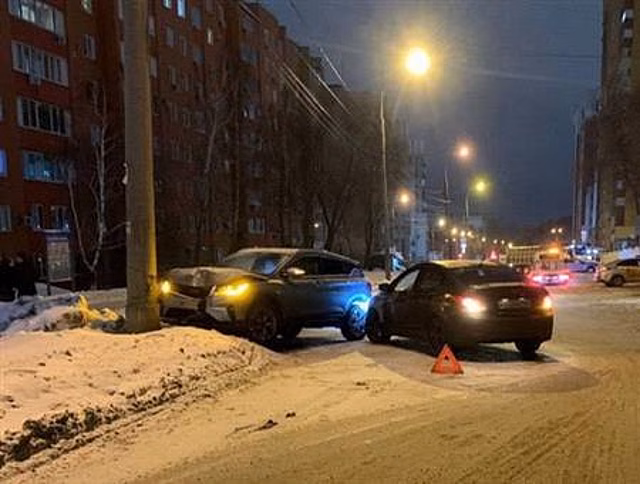 На ул. Запорожской в Самаре произошла автоавария, пострадала женщина