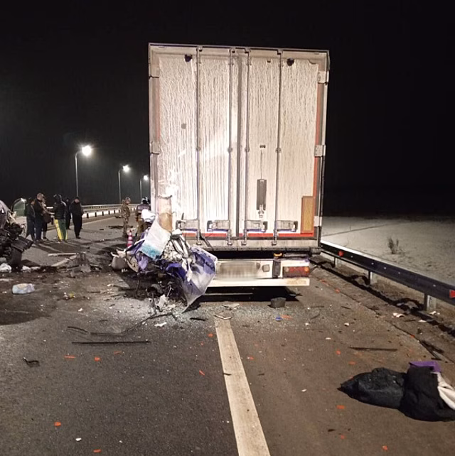 В ДТП с микроавтобусом и большегрузом в Самарской области погибли два человека