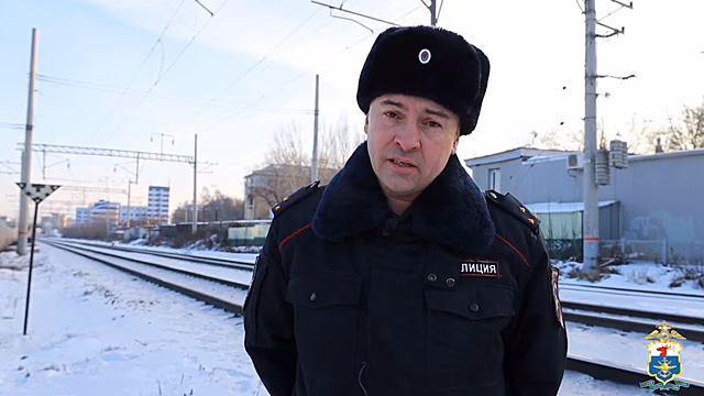 В Саратове полицейский спас мужчину, оказавшегося на ж/д путях перед приближавшимся поездом