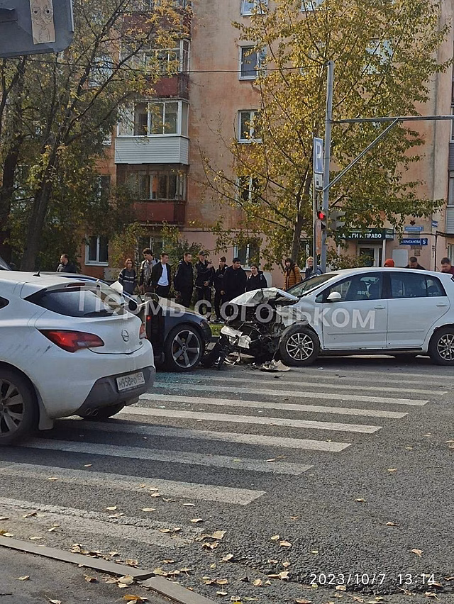 В Перми на перекрестке столкнулись два автомобиля