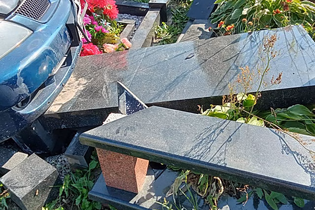 Пьяные россияне устроили гонки на кладбище и сбили надгробия