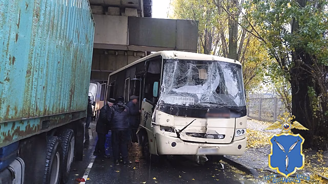 Саратовская полиция устанавливает обстоятельства ДТП с участием двух КамАЗов, легковушки и автобуса
