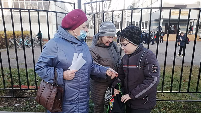 «Волонтеры безопасности» раздали светоотражатели школьникам микрорайона Бывалово в Вологде