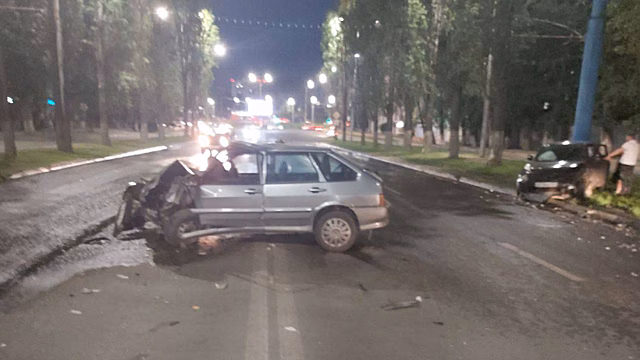 Водители «Ниссана» и «четырнадцатой» попали в больницу после ДТП с автобусом в Саратове