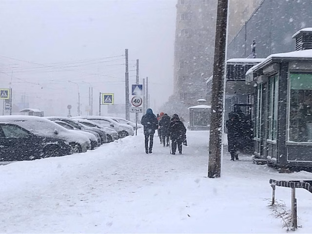 Мощный апокалипсис обрушился на Приморье: сильный ветер сбивает людей с ног