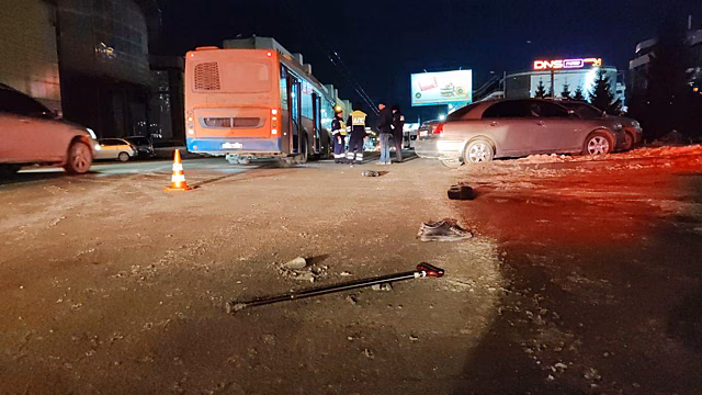 Обувь слетела: водитель маршрутного автобуса сбил пенсионера в Новосибирске