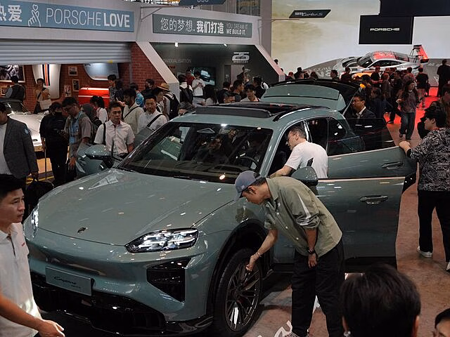 Электрокар Porsche Cayenne оснастили функцией беспроводной зарядки