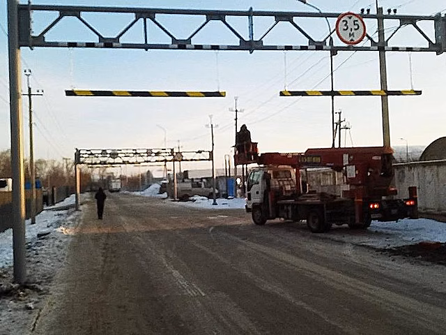 Большегрузам запретили ездить через кладбище в Новосибирске