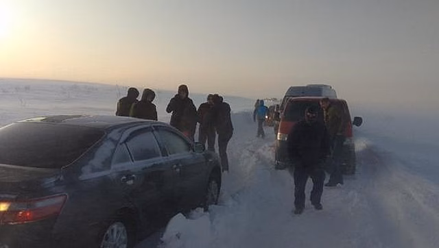 В Териберке сотни туристов оказались заблокированы снегопадами в палатках и машинах. Власть их не слышит