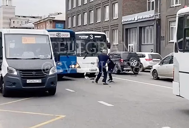Драку водителей пассажирских автобусов на проезжей части российского города сняли на видео