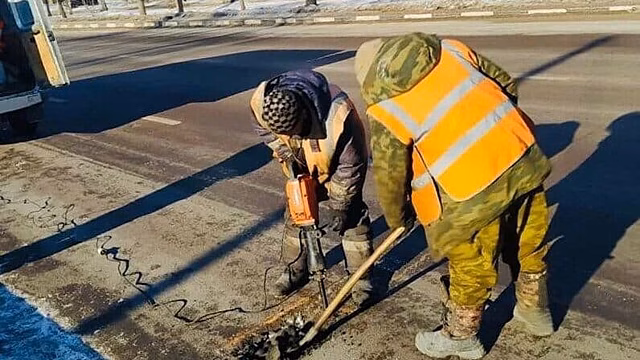 В Курске на улице Сумской ямы на дорогах залатают ночью