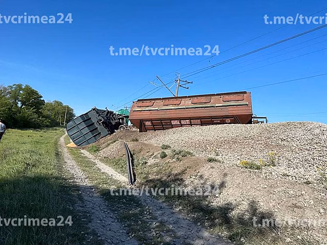 Появились новые кадры с места подрыва железнодорожного полотна в Крыму