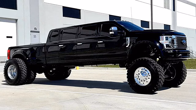 Тюнинг-ателье превратило Ford F-450 в 11-местный лимузин за 32 млн рублей